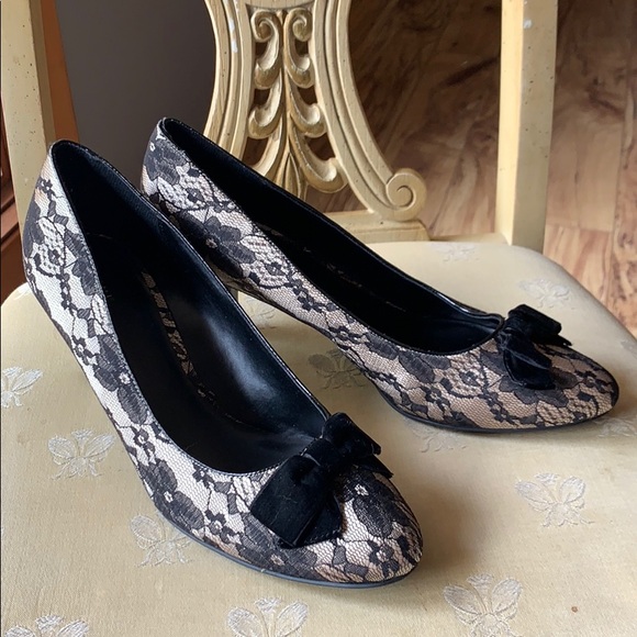 Shoes - NWOT taupe and black lace heels - size 11